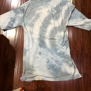 Drop shoulder buckled belted tee